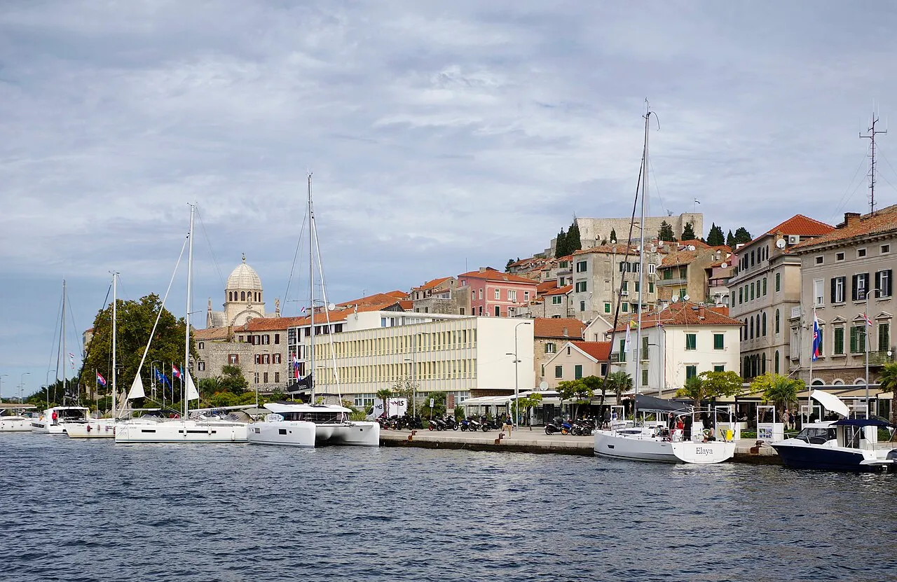 Uitzicht op Šibenik vanaf de haven, de stad waar de eerste geplande energiecentrale op afval (Bikarac) zou komen