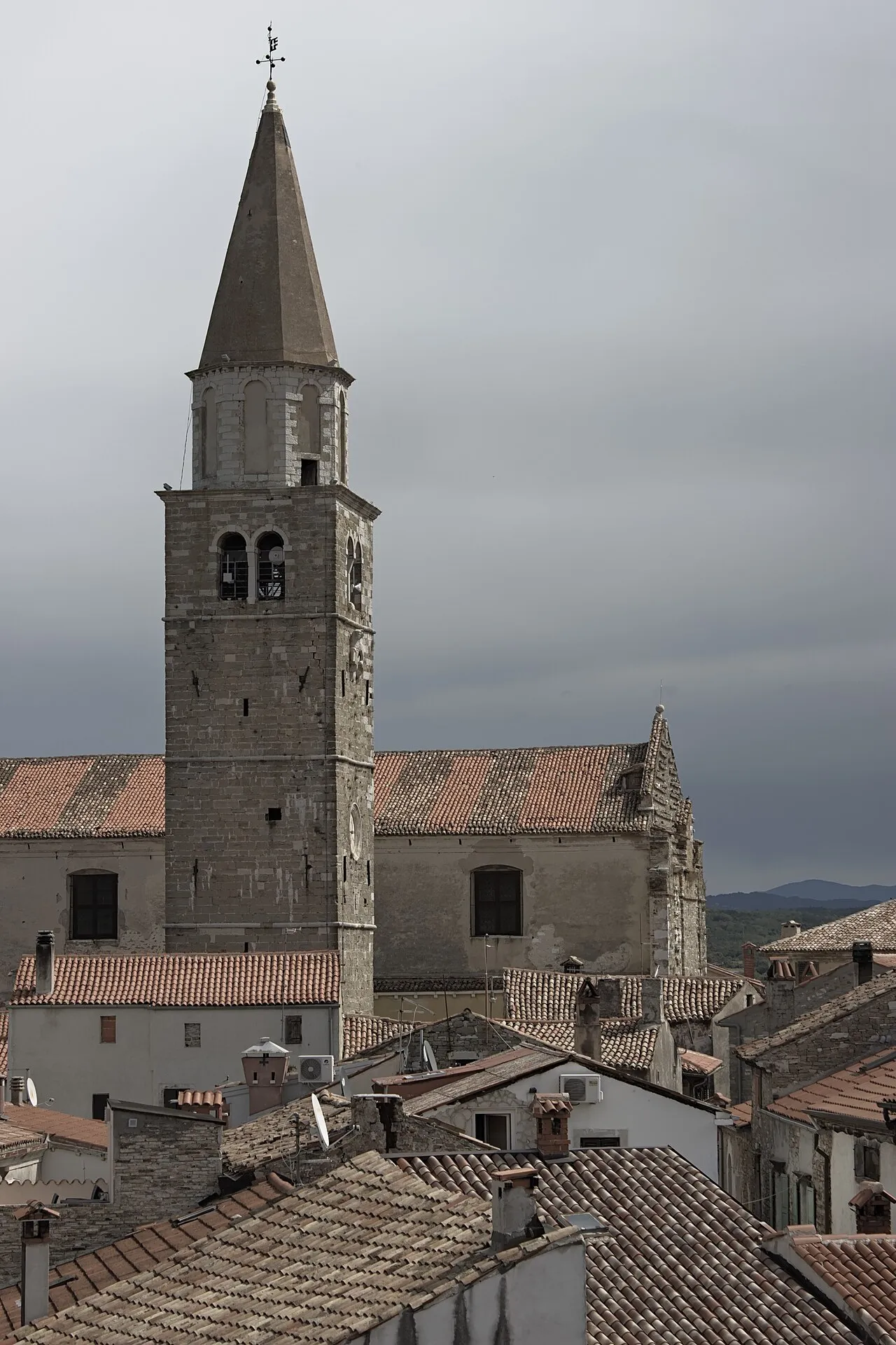 Toren van de kerk van Sint-Servulus in Buje, Kroatië, gezien vanaf de toren van Sint-Marten.