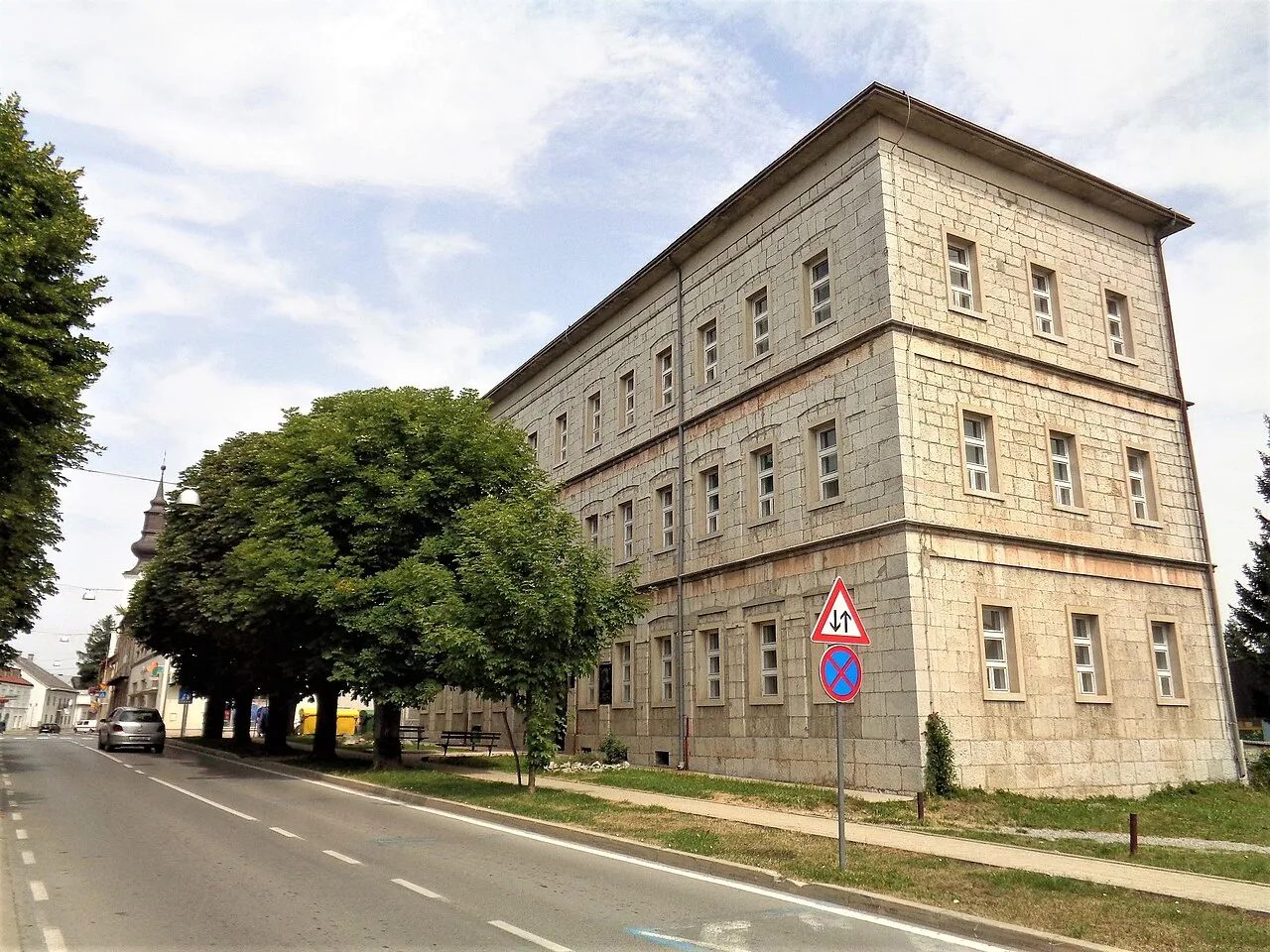 Een straat in de stad Gospić, Kroatië, in de buurt van de afvallocatie waar het geschil om draait.