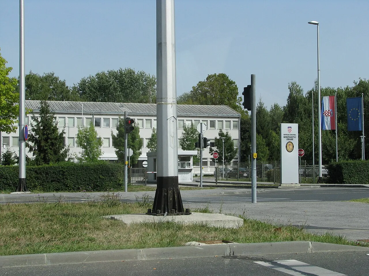 Ingang van het hoofdkantoor van het Kroatische ministerie van Defensie (MORH) in Zagreb.