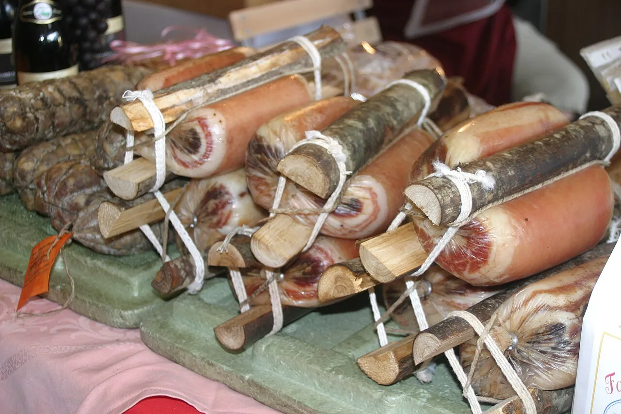 Gesneden gerookte panceta, het type gedroogde spekproduct dat Lidl Kroatië terugroept.