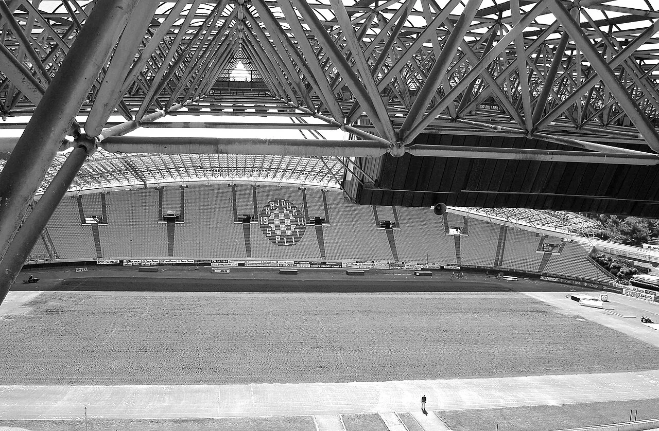 Het Poljud-stadion in Split, de thuisbasis van Hajduk Split, waar de Torcida-corteo eindigde voor de wedstrijd tegen Ajax.