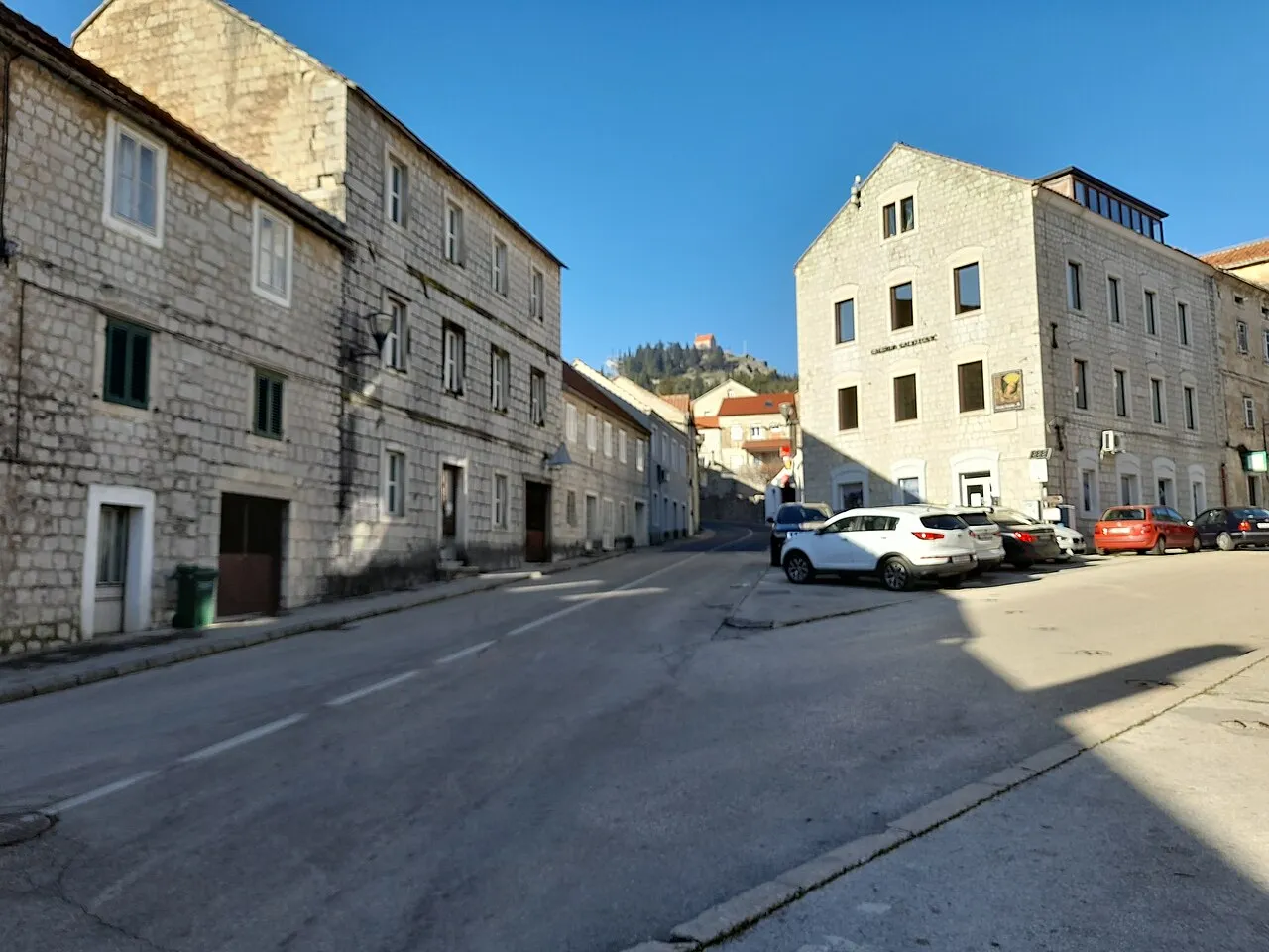 Zicht op de stad Sinj in de Kroatische provincie Split-Dalmatië