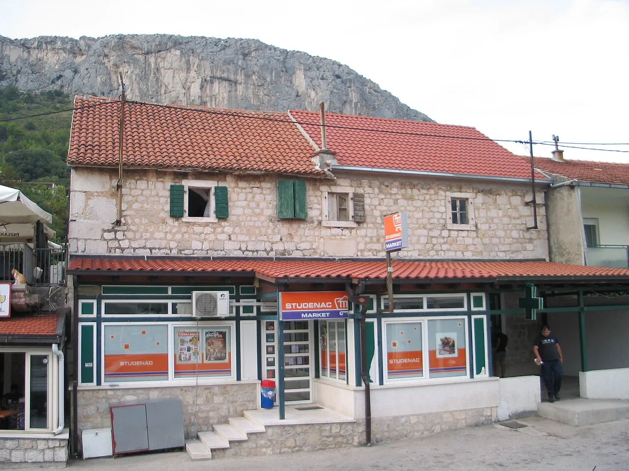 Een winkel van supermarktketen Studenac in Klis, Kroatië
