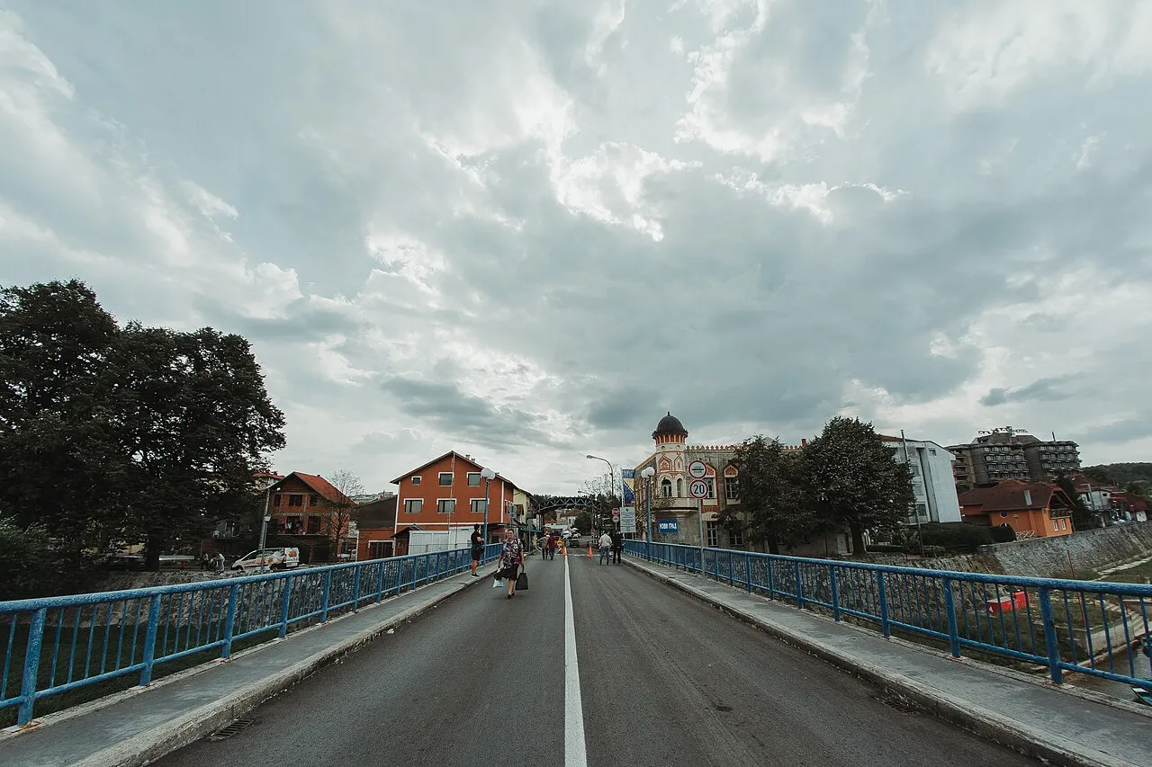 Het gemeentehuis van Novi Grad, een plaats in Republika Srpska aan de grens met Kroatië, een van de locaties van de invallen tegen het smokkelnetwerk.