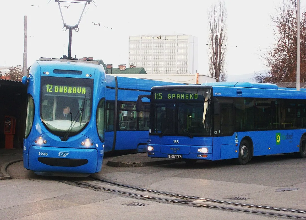 Tram en bus van vervoersbedrijf ZET in Zagreb.