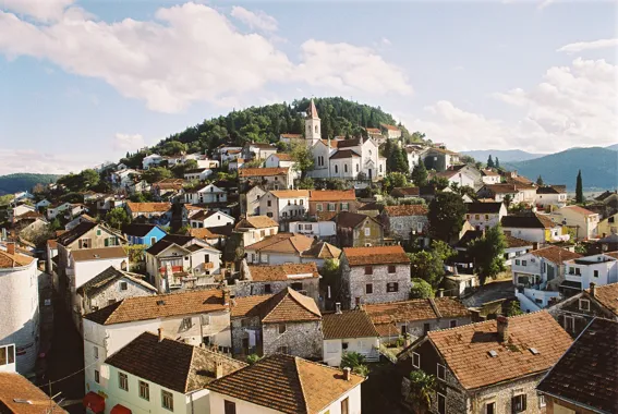 Zicht op de stad Metković in Zuid-Kroatië