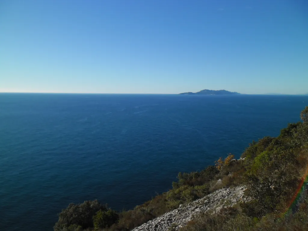 Uitzicht vanaf het eiland Lopud op het eiland Jakljan bij Dubrovnik.