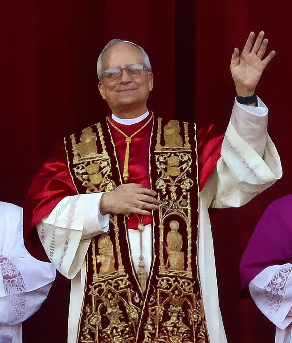 Paus Leo XIV op het balkon van de Sint-Pietersbasiliek na zijn verkiezing