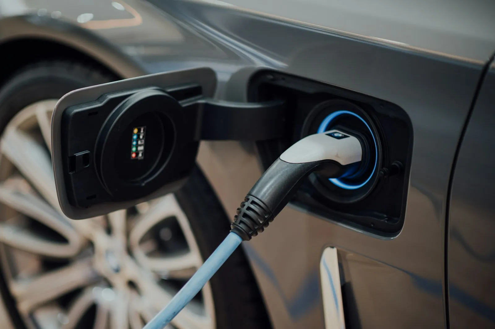 oplaadkabel van een elektrische auto aangesloten op de laadpoort